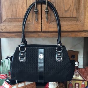 Gently used bag,clean no smoke or animal.lots of compartments!